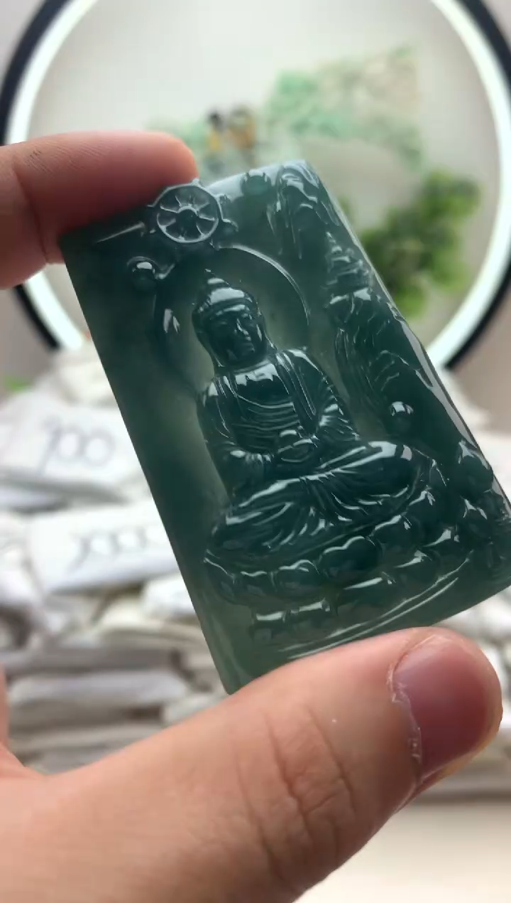 颈饰未镶嵌翡翠大日如来