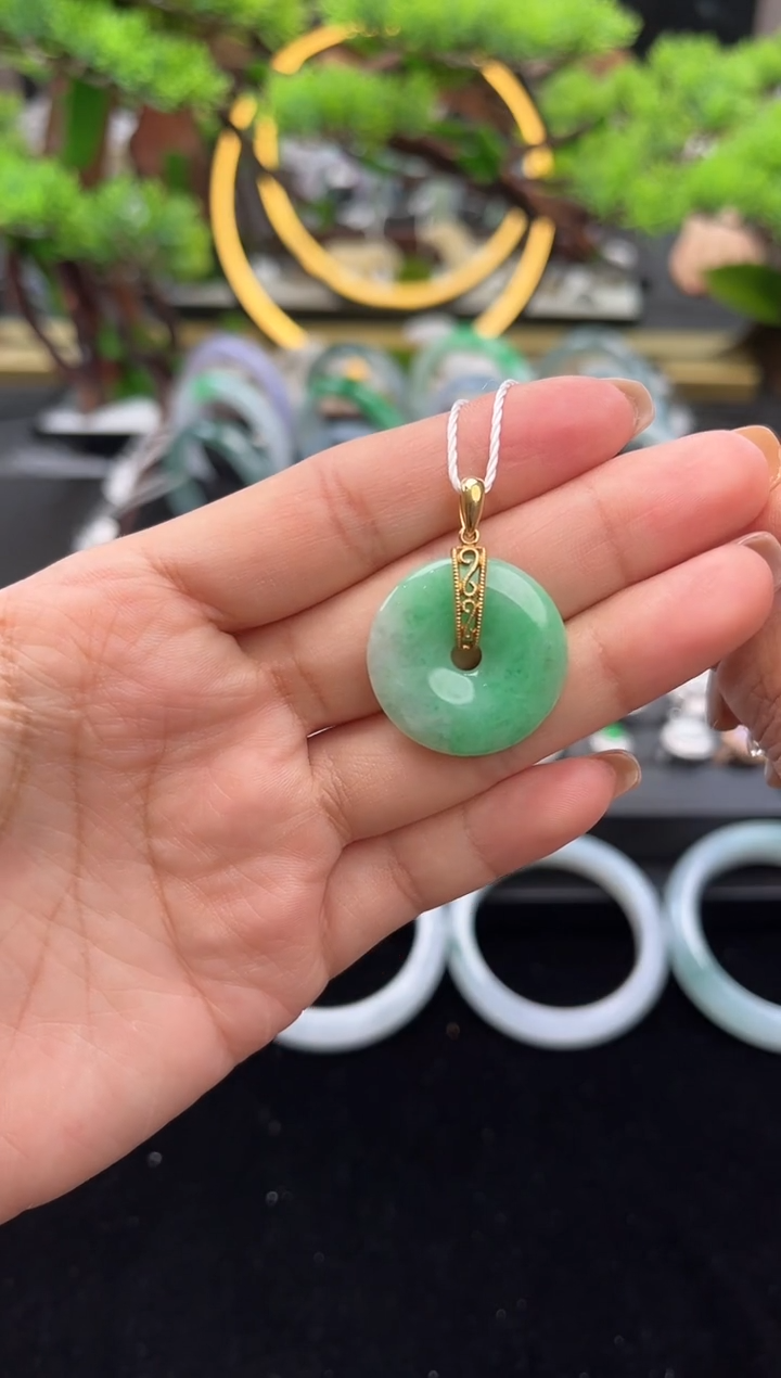 颈饰18K金镶嵌翡翠吊坠