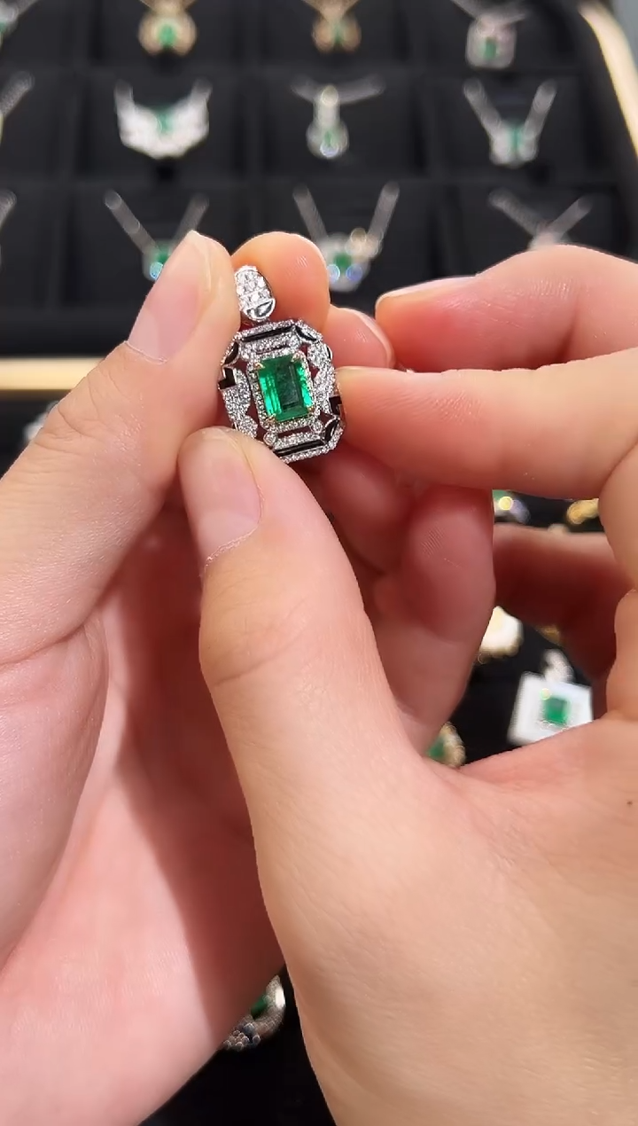 【闪购商品】祖母绿吊坠(不含链)18K金镶嵌祖母绿