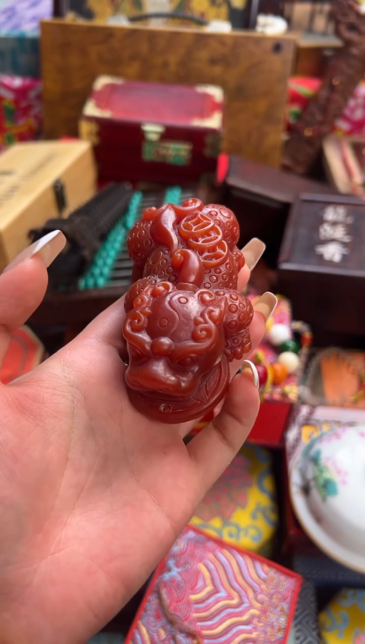 木--------瓷---------龙涎香貔貅一个