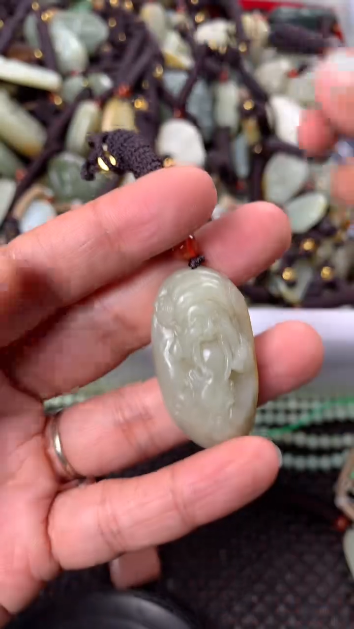 【闪购商品】和田玉颈饰未镶嵌多样性发货没有证书.拍一发一，有瑕