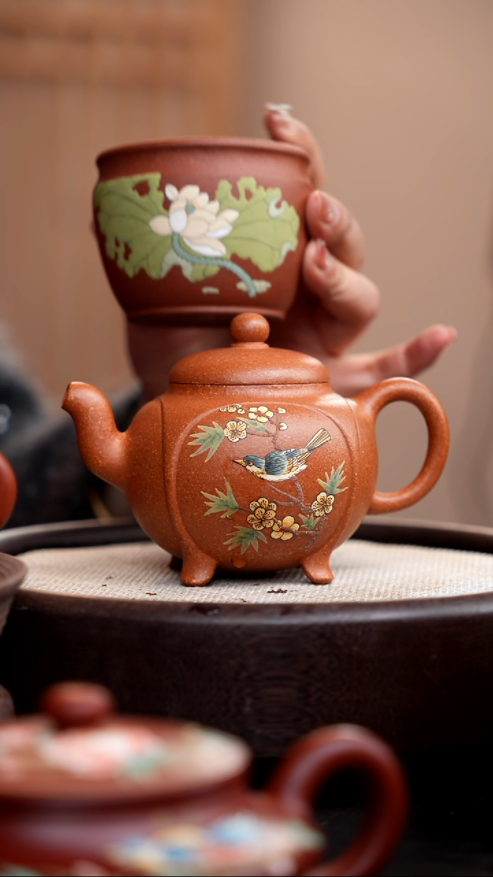 【闪购商品】紫砂茶壶琥珀金砂四足鼎盛花鸟泥绘款