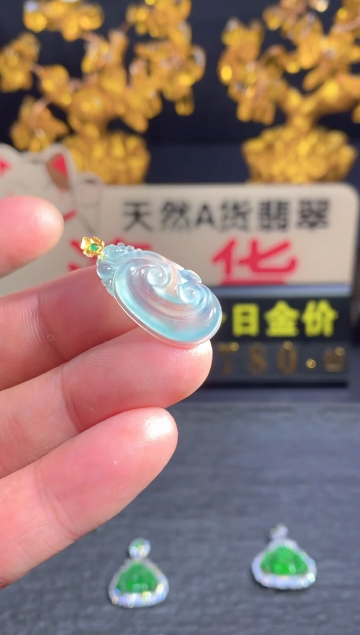 翡翠18K金镶嵌颈饰