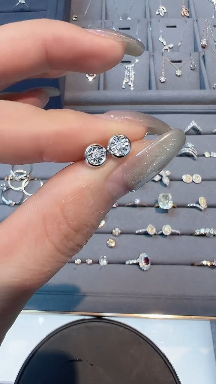 【闪购商品】钻石耳饰18K金镶嵌耳钉