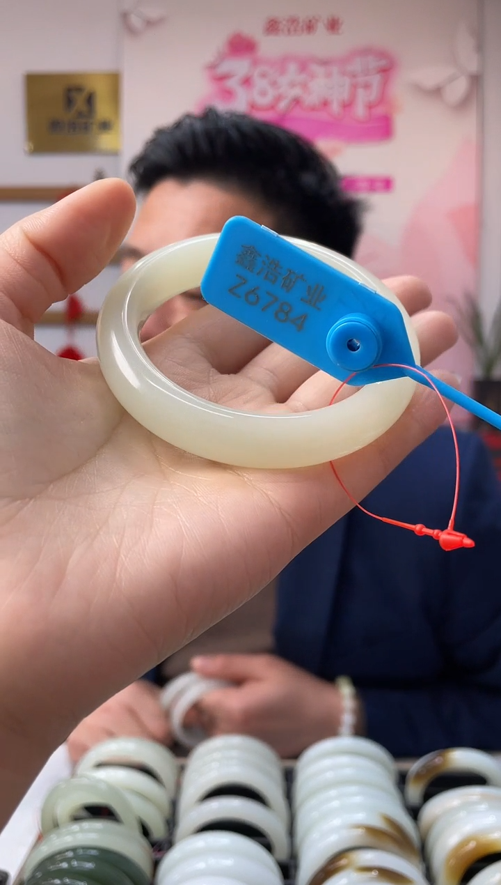 【闪购商品】和田玉手镯未镶嵌白胶猫 Z6784 圈口58