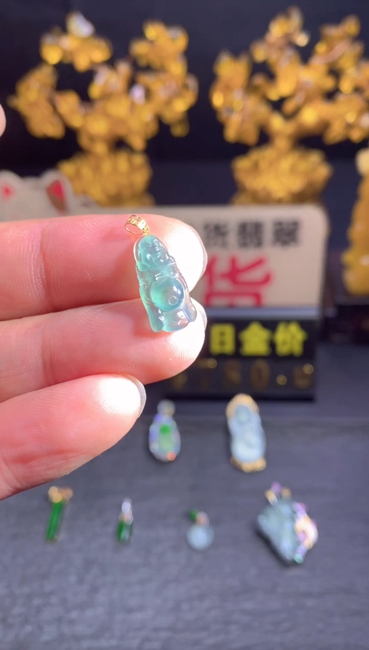 翡翠18K金镶嵌颈饰        