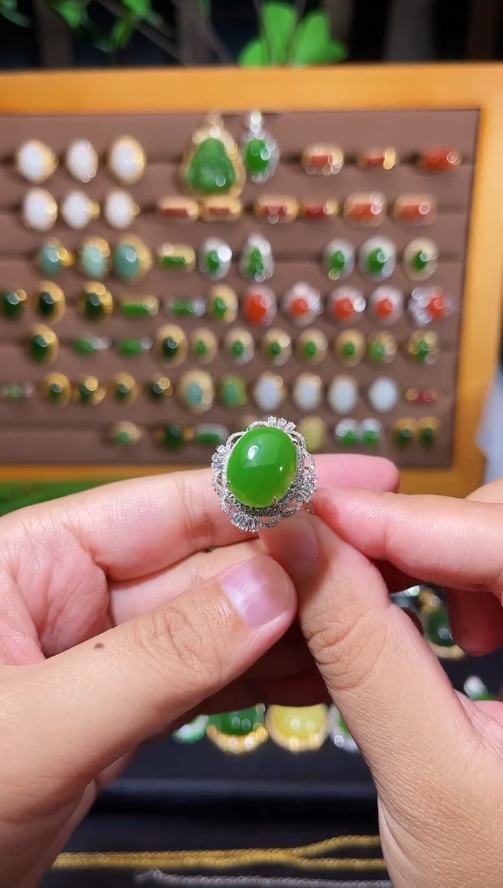 【闪购商品】和田玉戒指18K金镶嵌苹果绿厚金镶嵌蛋面戒指
