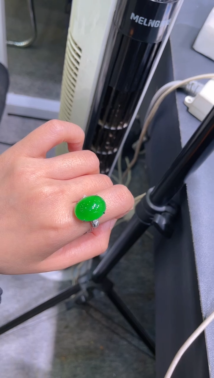 【闪购商品】翡翠吊坠(不含链)18K金镶嵌A70