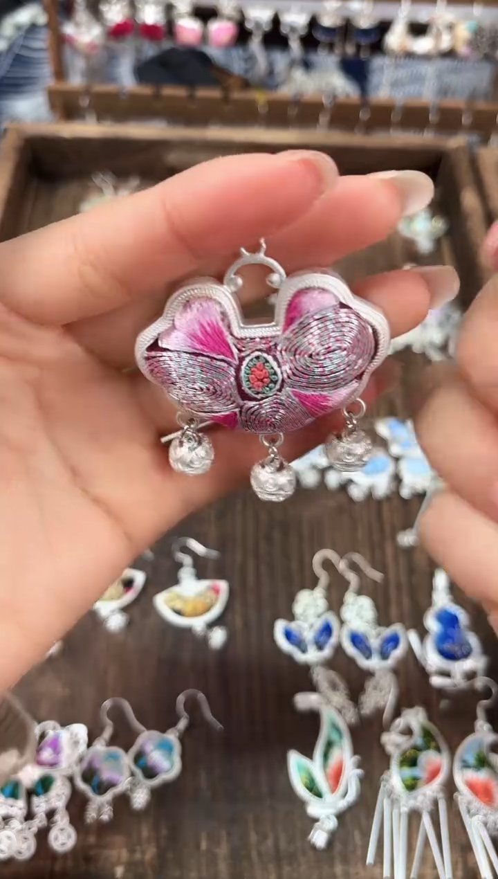 织绣民族风非遗老绣饰品582