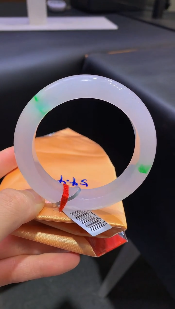 未镶嵌手镯翡翠冰种带金丝绿手镯