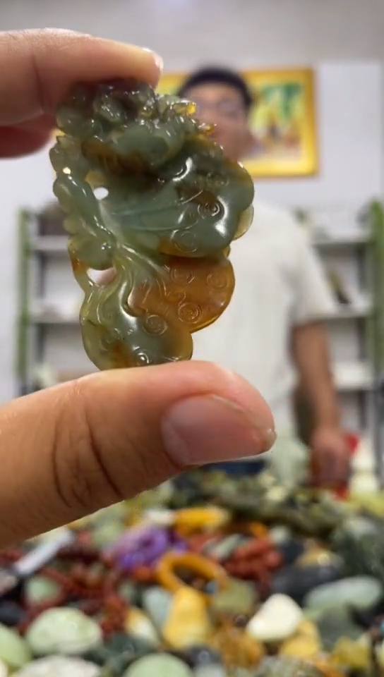 未镶嵌岫玉吊坠 