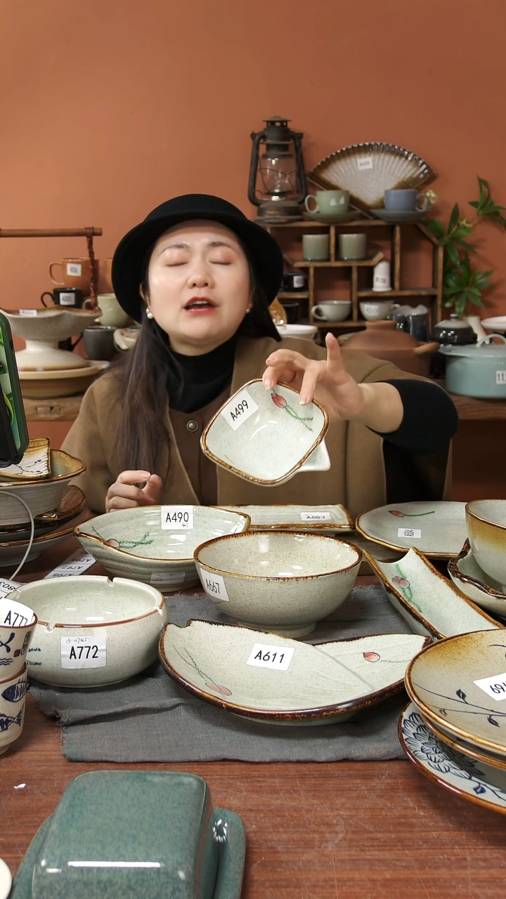 陶瓷A499 一只陶瓷带嘴方形碗可能微瑕12*6