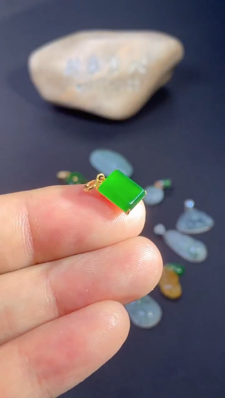 颈饰18K金镶嵌翡翠      