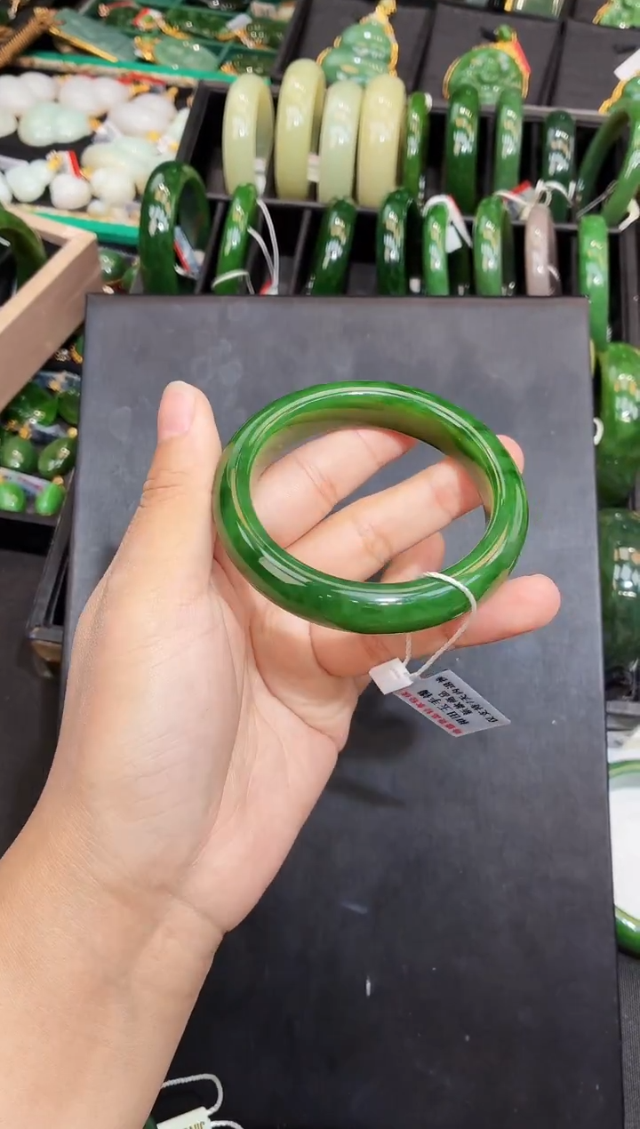 未镶嵌手镯和田玉55-56多样性发一微带结构