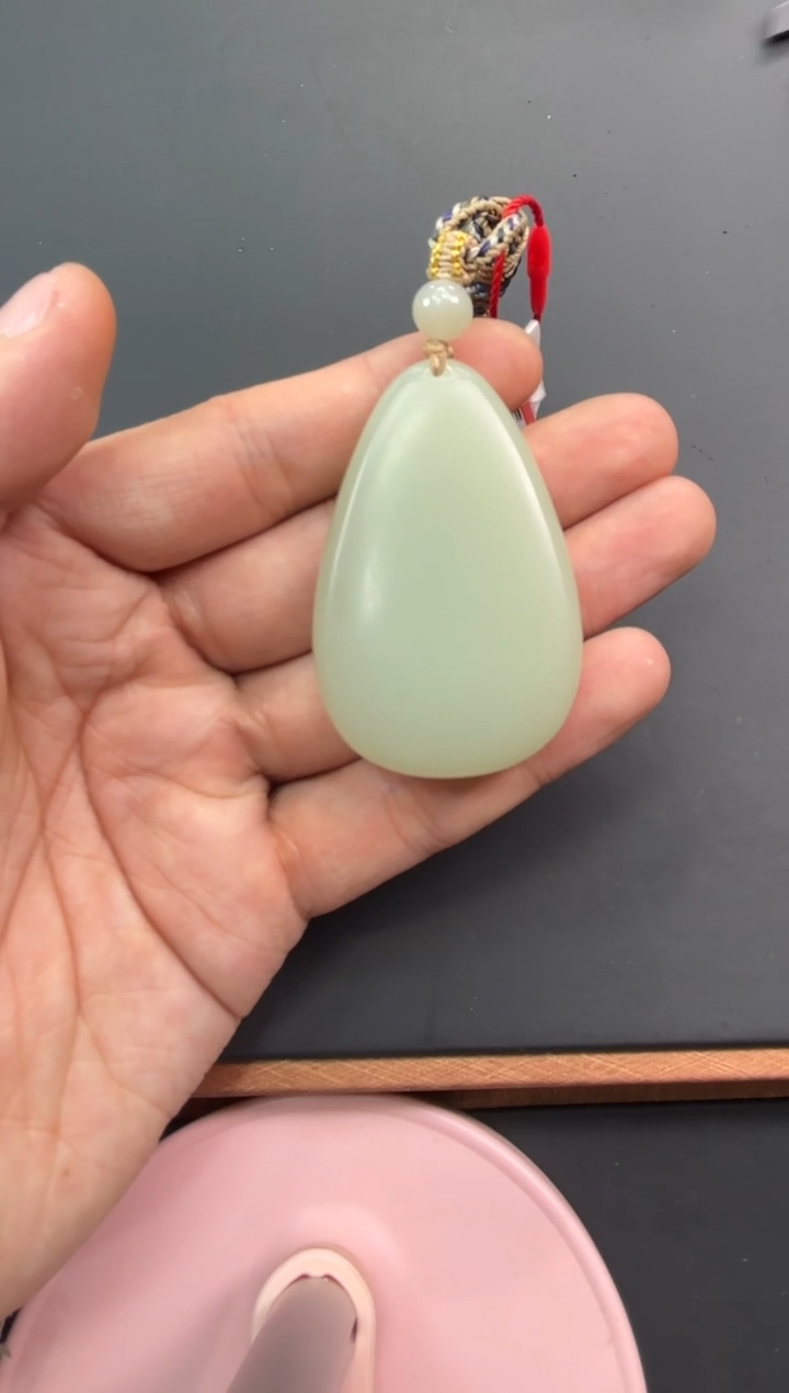 【闪购商品】和田玉吊坠(赠链)未镶嵌且末微色差迪克兰吊坠