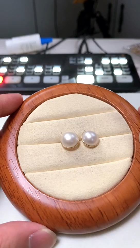 【闪购商品】拼合珍珠（马贝珠）耳钉18K金镶嵌马贝耳钉