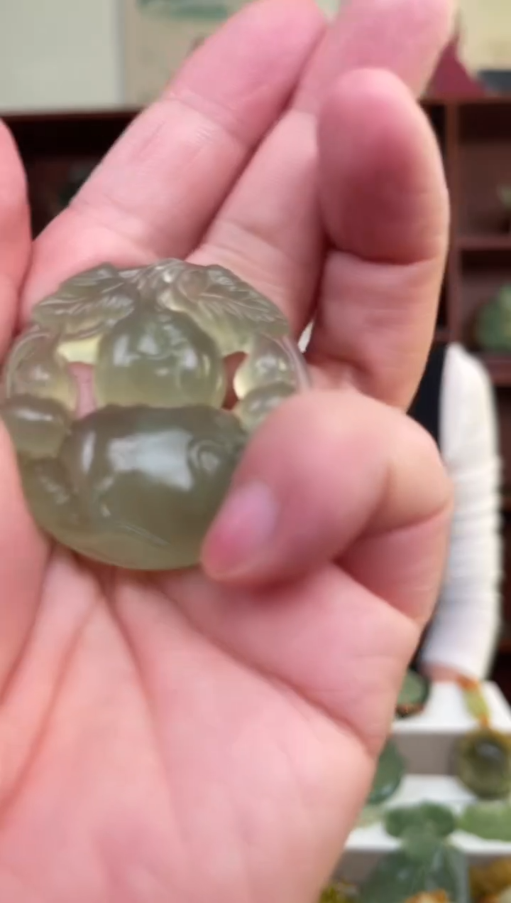 未镶嵌蛇纹石玉颈饰`