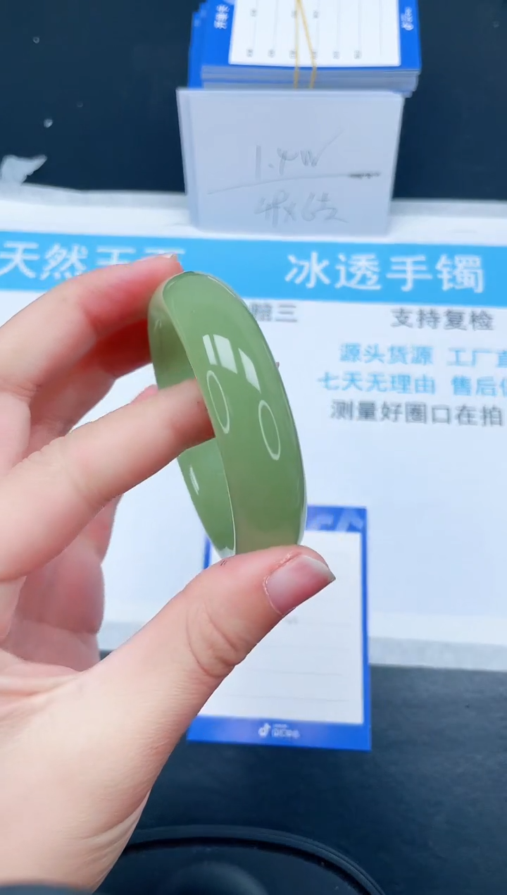 【闪购商品】石英质玉手镯未镶嵌210-542