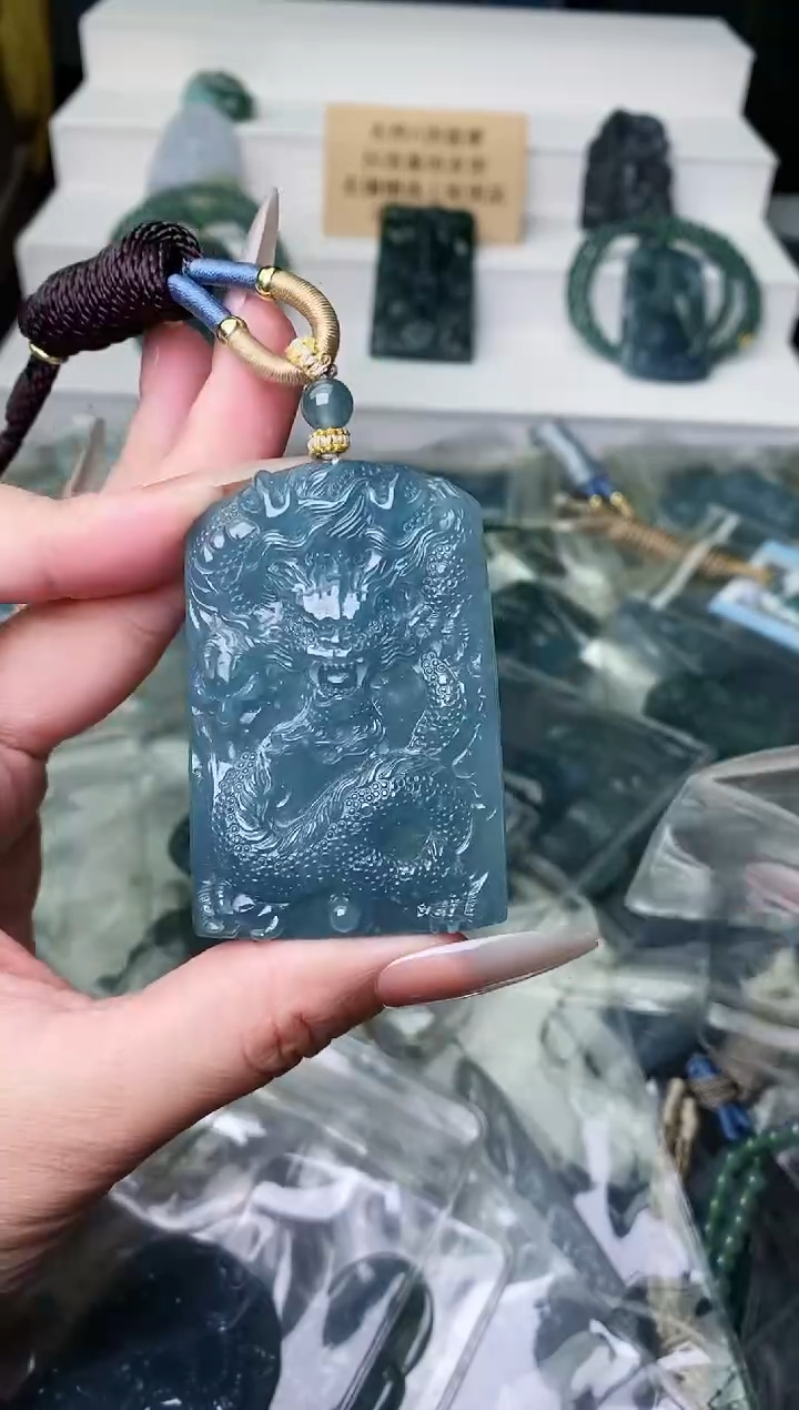 颈饰未镶嵌翡翠 