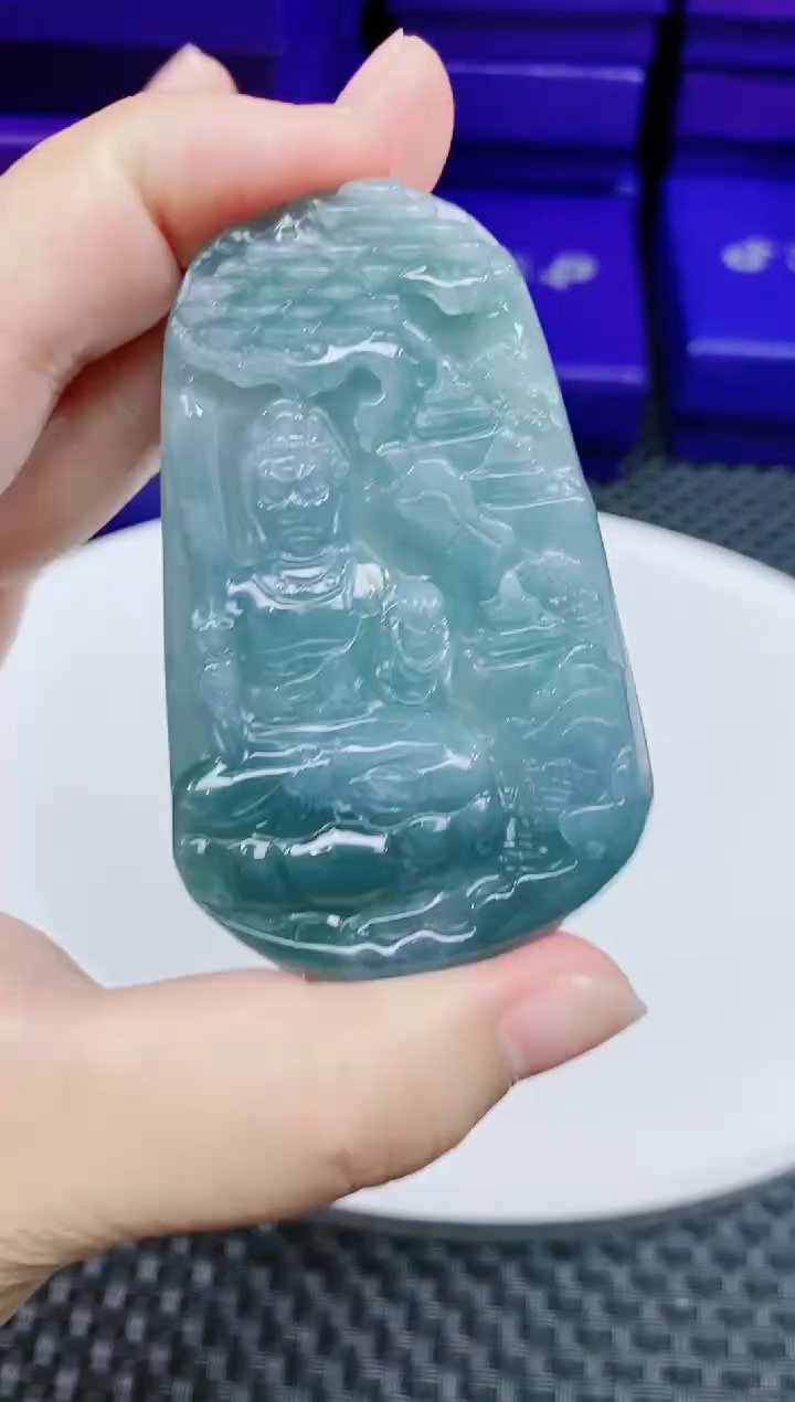 翡翠未镶嵌颈饰           