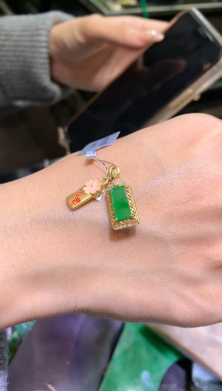 【闪购商品】翡翠吊坠(不含链)18K金镶嵌无事牌