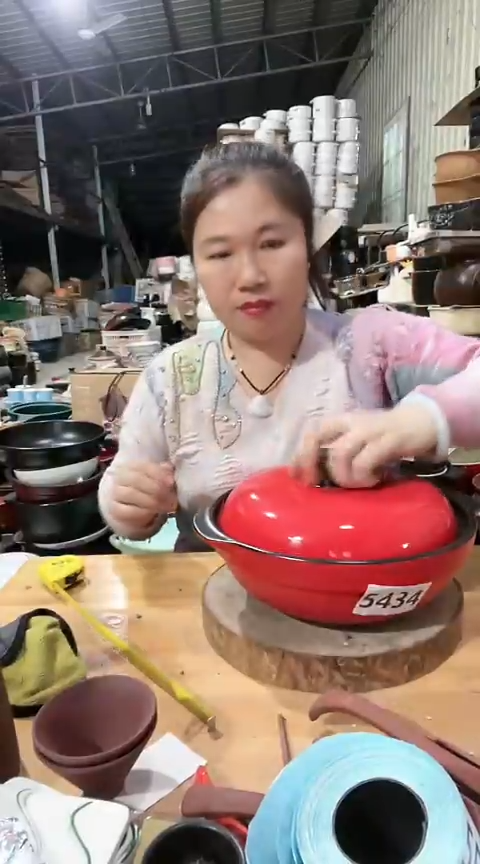 陶5434瑕疵红色浅煲带盖