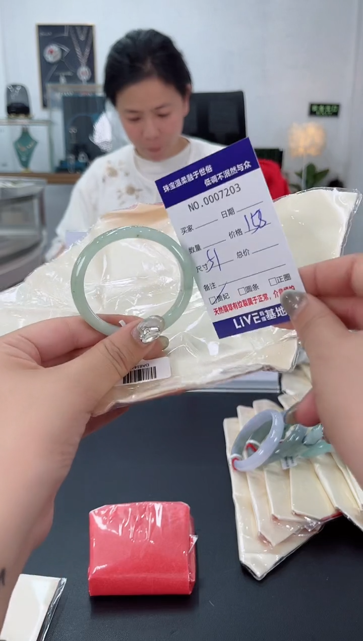 【闪购商品】翡翠手镯未镶嵌天然翡翠A货