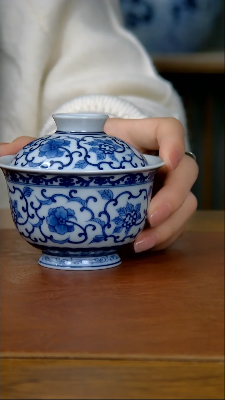 缠枝花卉两才盖碗（柴窑）