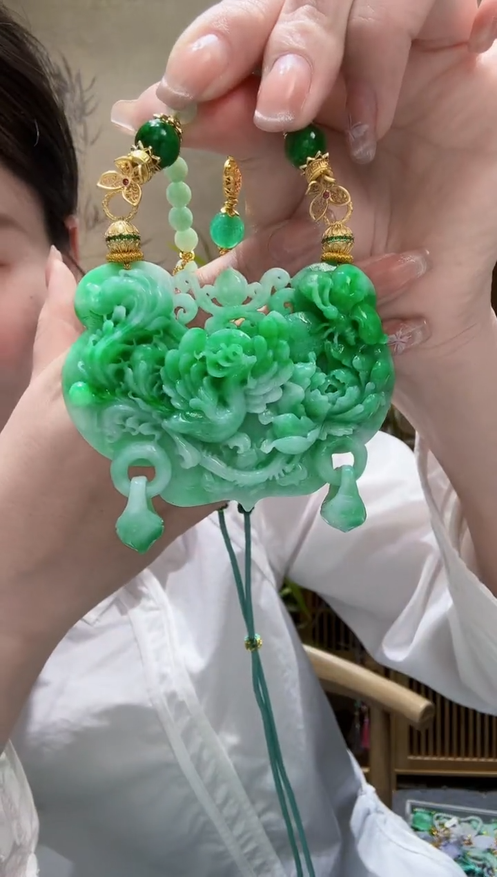 翡翠未镶嵌颈饰吊坠