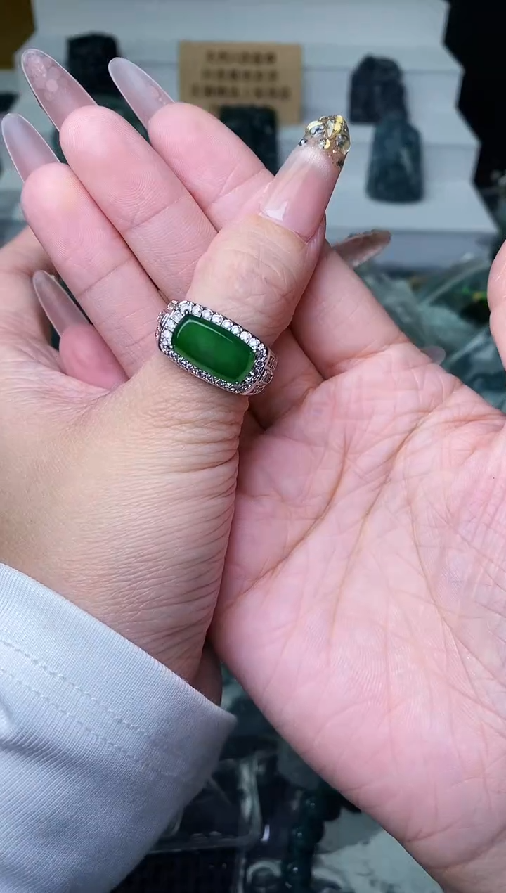 颈饰未镶嵌翡翠 