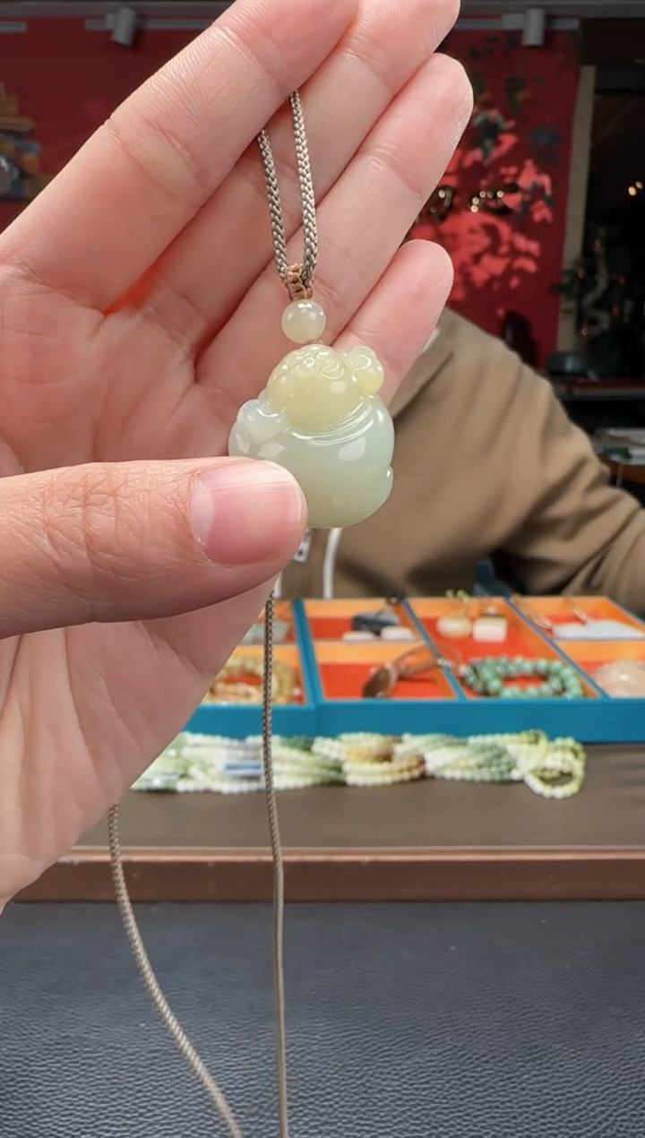 【闪购商品】和田玉颈饰未镶嵌且末糖白小猪