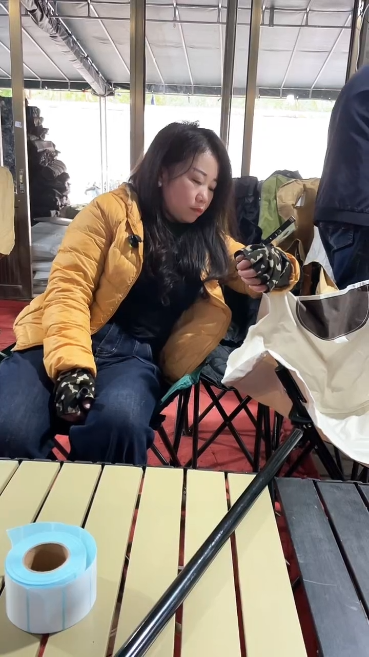 铁生锈  折叠靠背  颜色随机  不带袋