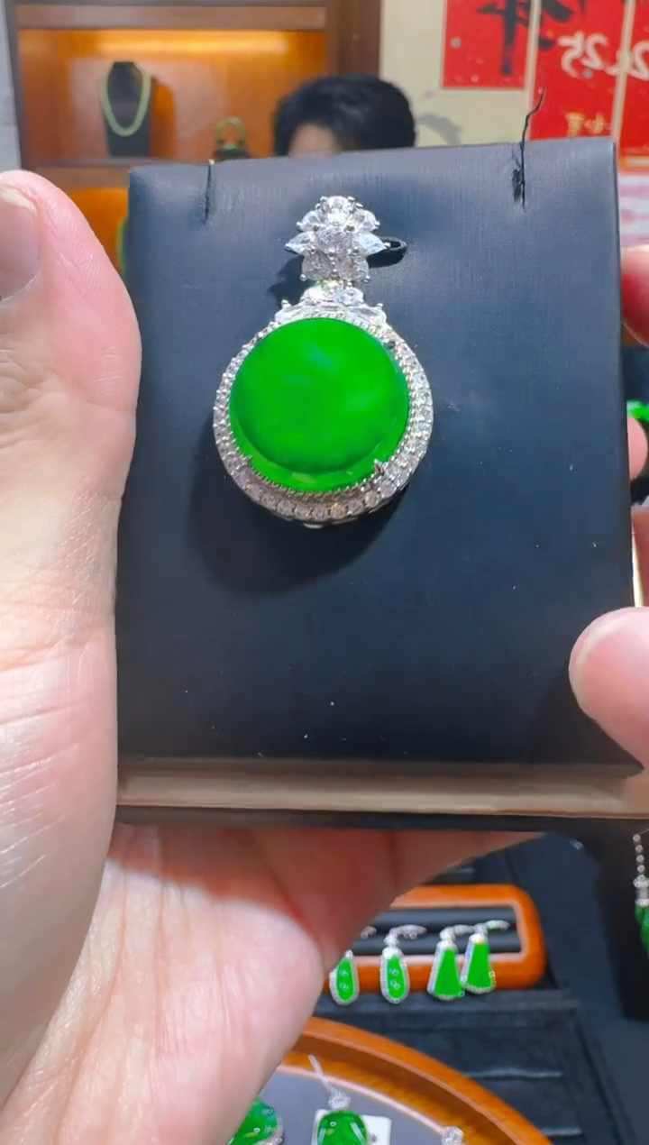 【闪购商品】翡翠吊坠(赠链)银S925镶嵌天然A货翡翠