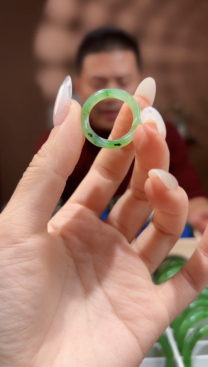 颈饰未镶嵌和田玉苹果绿戒圈