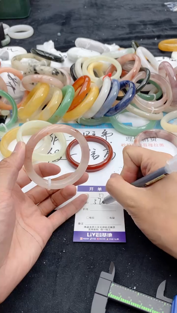 【闪购商品】石英质玉手镯未镶嵌57