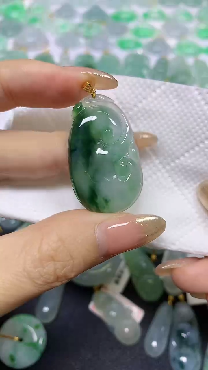 颈饰18K金镶嵌翡翠 