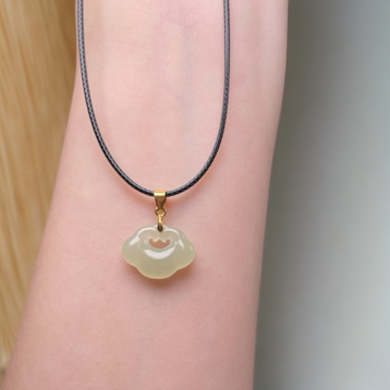 天然和田玉小如意锁吊坠（卡15.8mm)