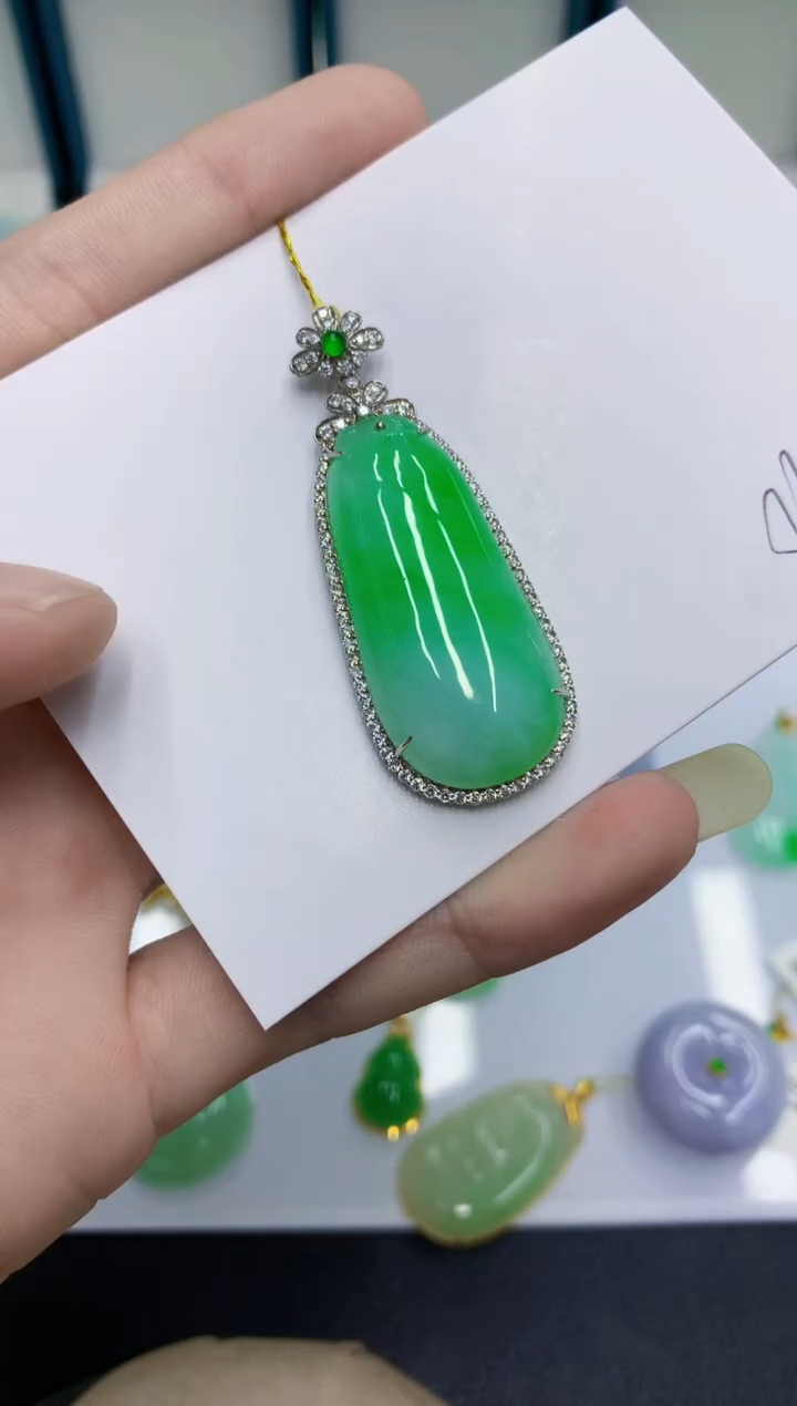 颈饰18K金镶嵌翡翠?****諾翡翠