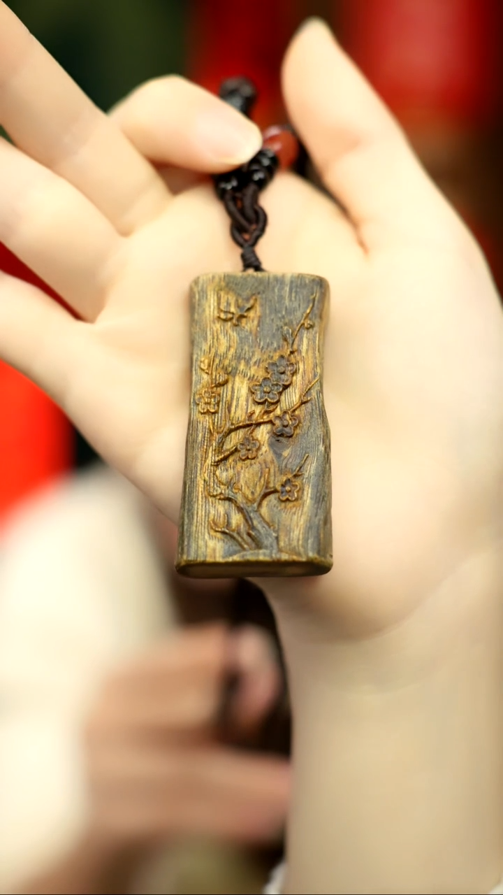 【闪购商品】沉香吊坠青霞无事雕刻牌