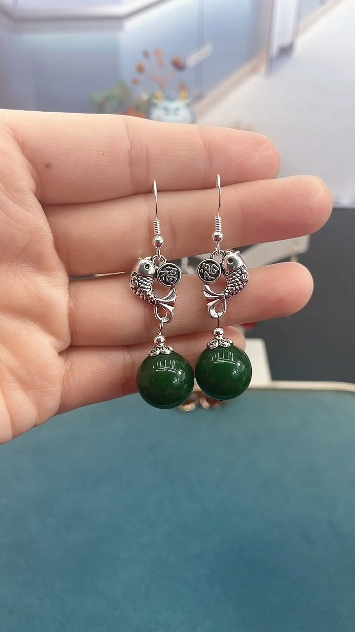 银S925镶嵌和田玉耳饰14mm绿色小鱼