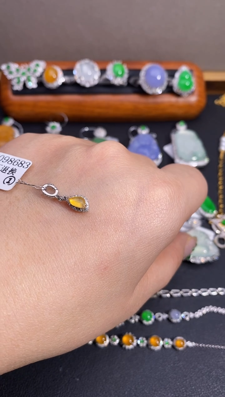 【闪购商品】翡翠吊坠(不含链)18K金镶嵌吊坠