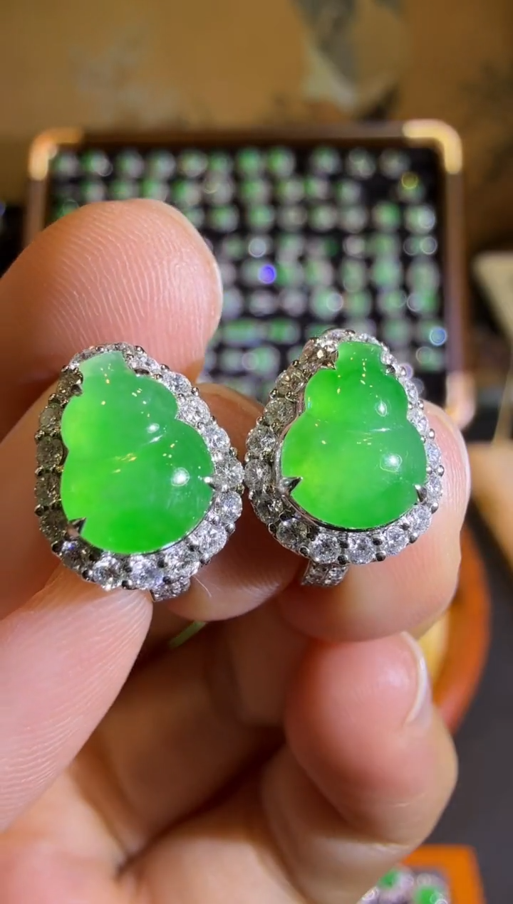 【闪购商品】翡翠耳饰18K金镶嵌木那满绿葫芦耳包