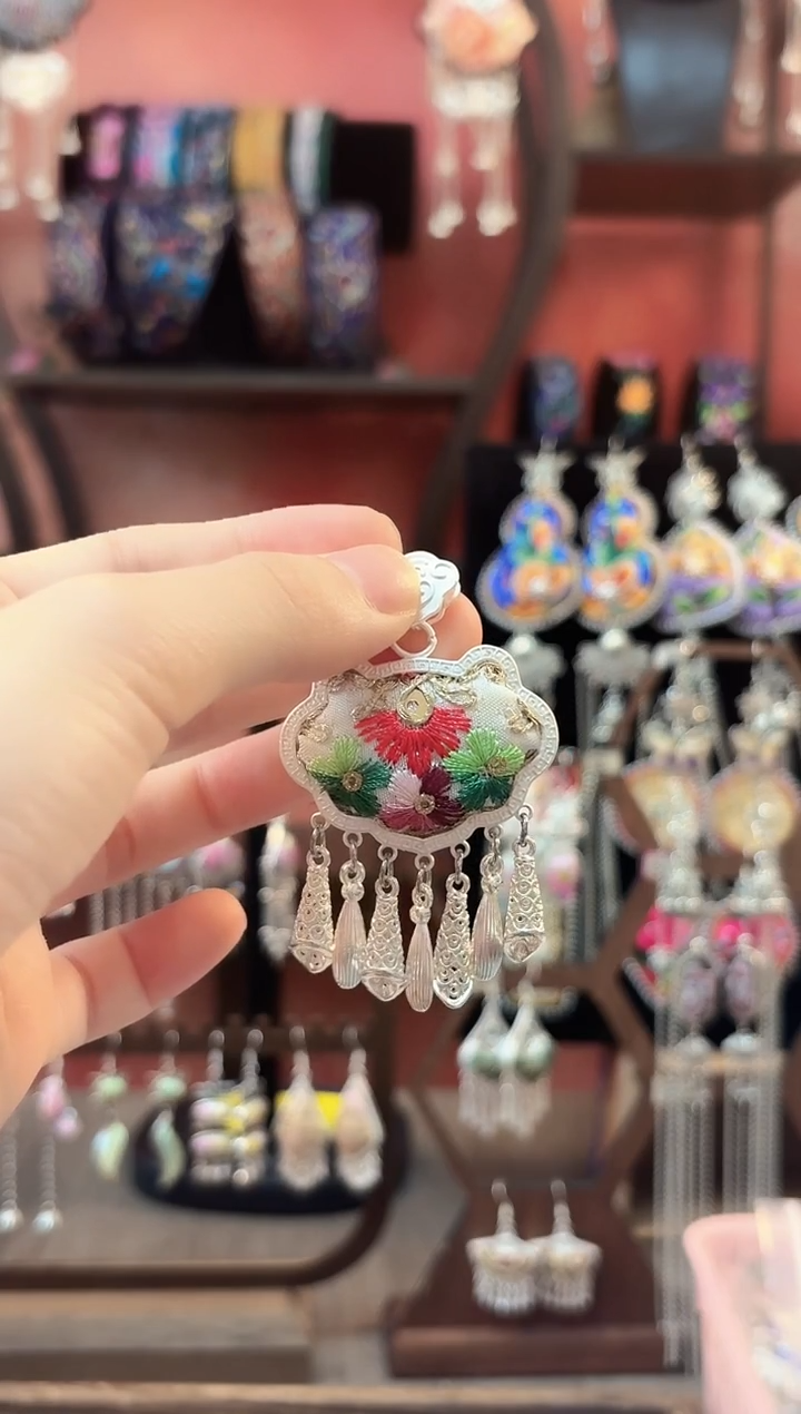 织绣云织谣老绣饰品  81