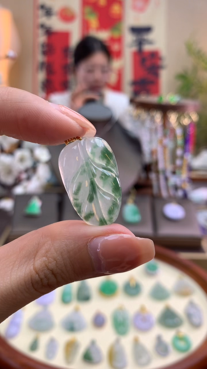 【闪购商品】翡翠颈饰18K金镶嵌叶子