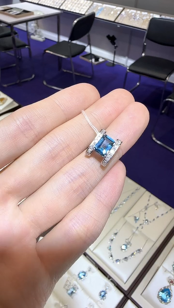 【闪购商品】托帕石颈饰银S925镶嵌10*8mm伦敦蓝