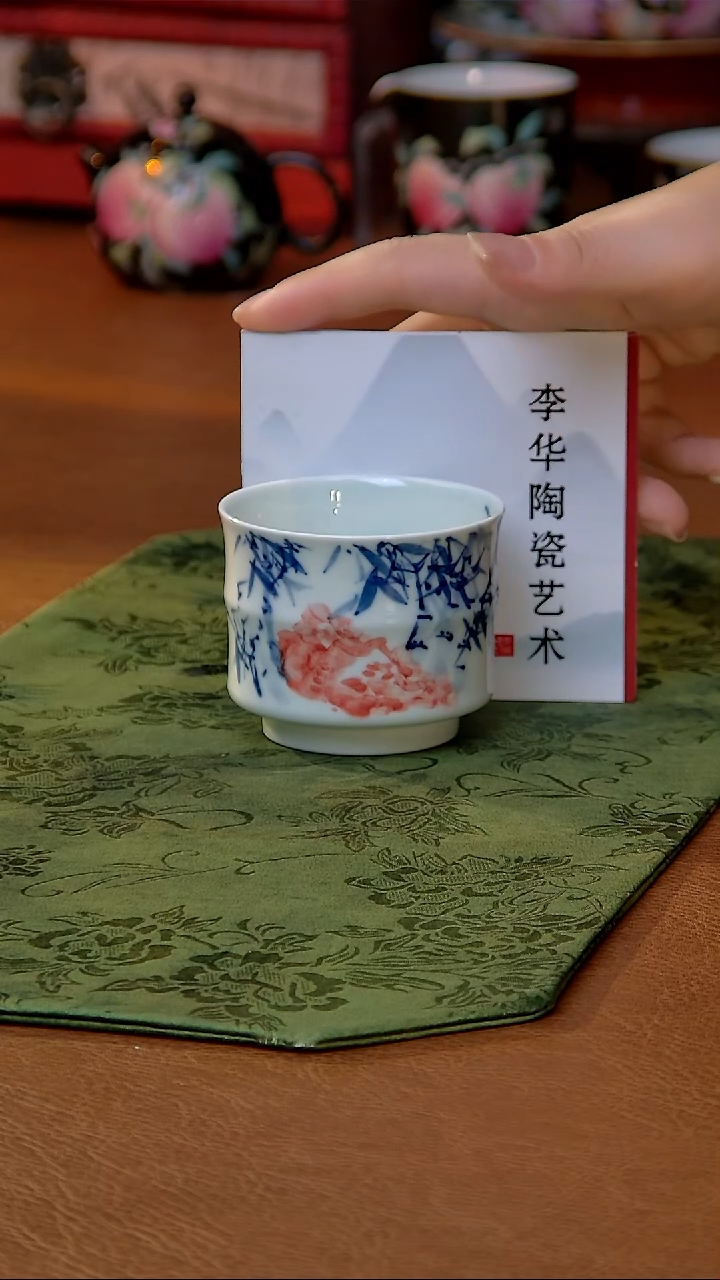 李华手绘青花红彩竹石图竹节杯