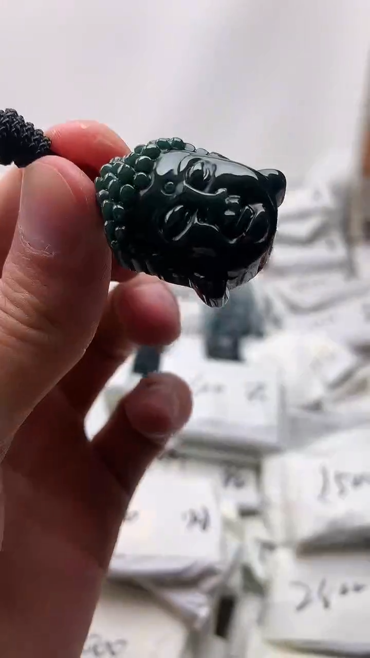 翡翠未镶嵌颈饰佛头