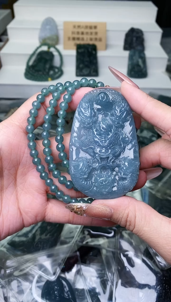 颈饰未镶嵌翡翠 