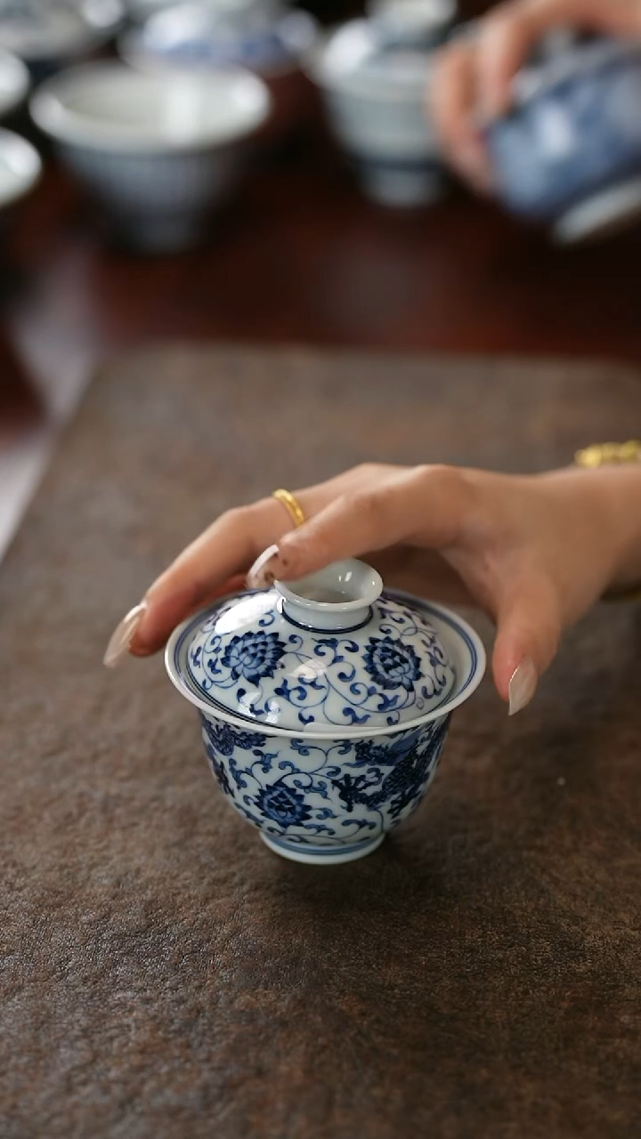 缠枝龙纹小二才盖碗微暇