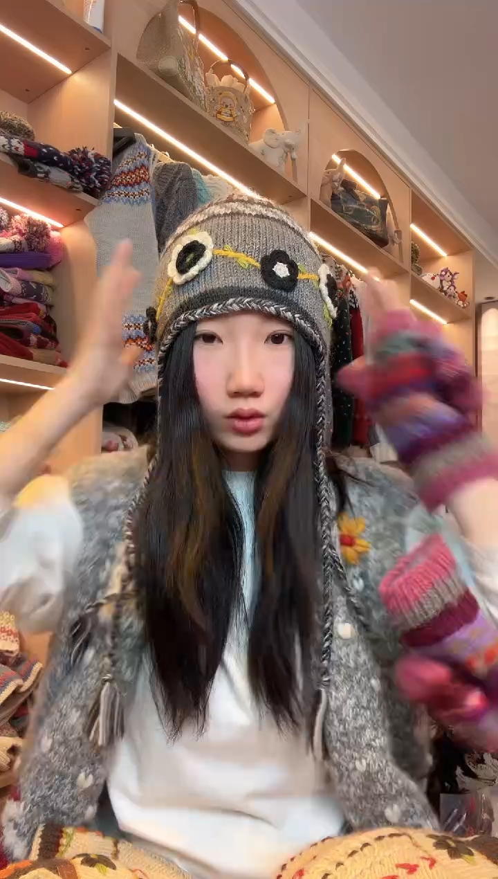 羊毛美利奴黑灰勾花绣护耳